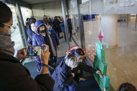 Escolares de Voz Natura visten de Navidad el hospital de Ourense