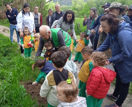 Plantar y limpiar a las orillas del río