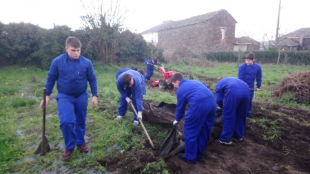 Adolescentes á caza de microplásticos en Lugo