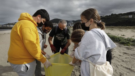 Una parte de la «gran familia» de Voz Natura en A Mariña celebra los 25 años